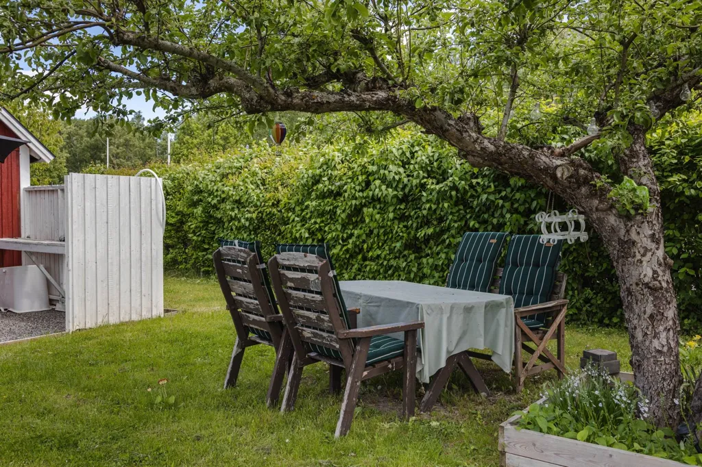 Aed - Cottage with Garden on Corner Plot in Allmänning