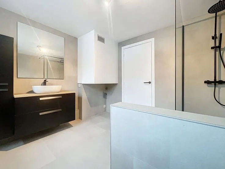 Salles de bain - Duplex Rénové avec Parking Gratuit à Perwez