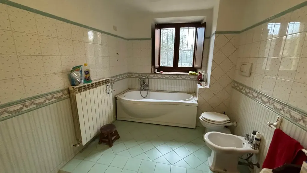 Salles de bain - Rustic Ground Floor Apartment with Private Garden in San Severino Marche