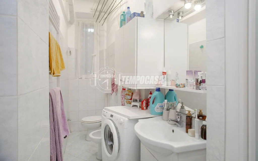 Bagni - Three-Bedroom Apartment in Historic Building, Milan