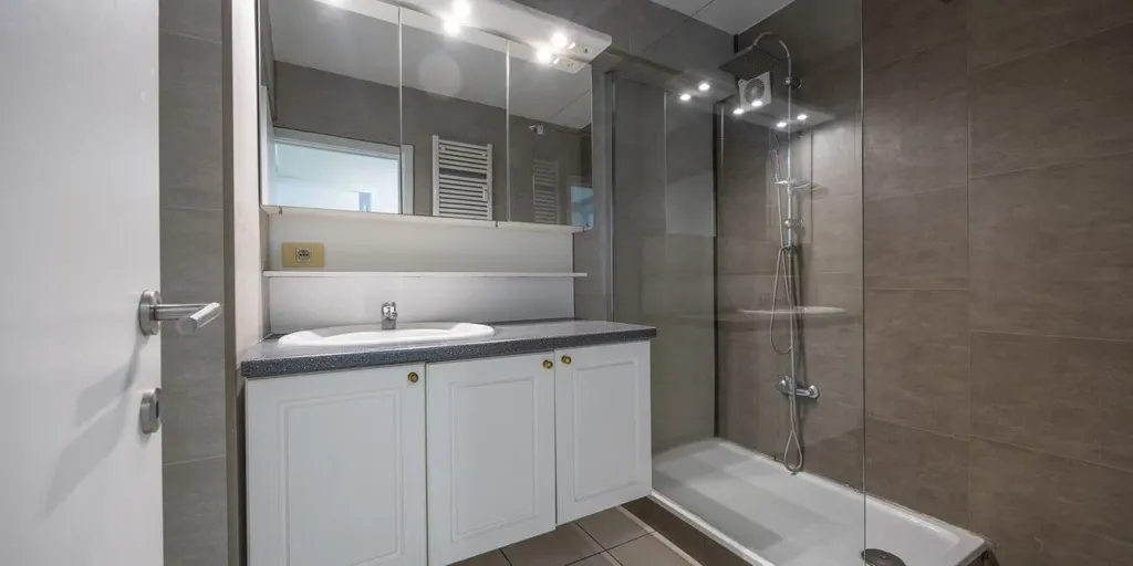 Bathrooms - Bright Apartment with Central Location in Ostend