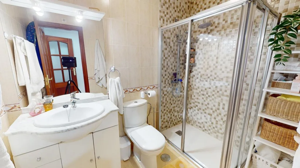 Bathrooms - 2-Bedroom Flat with Pool in Los Boliches, Fuengirola