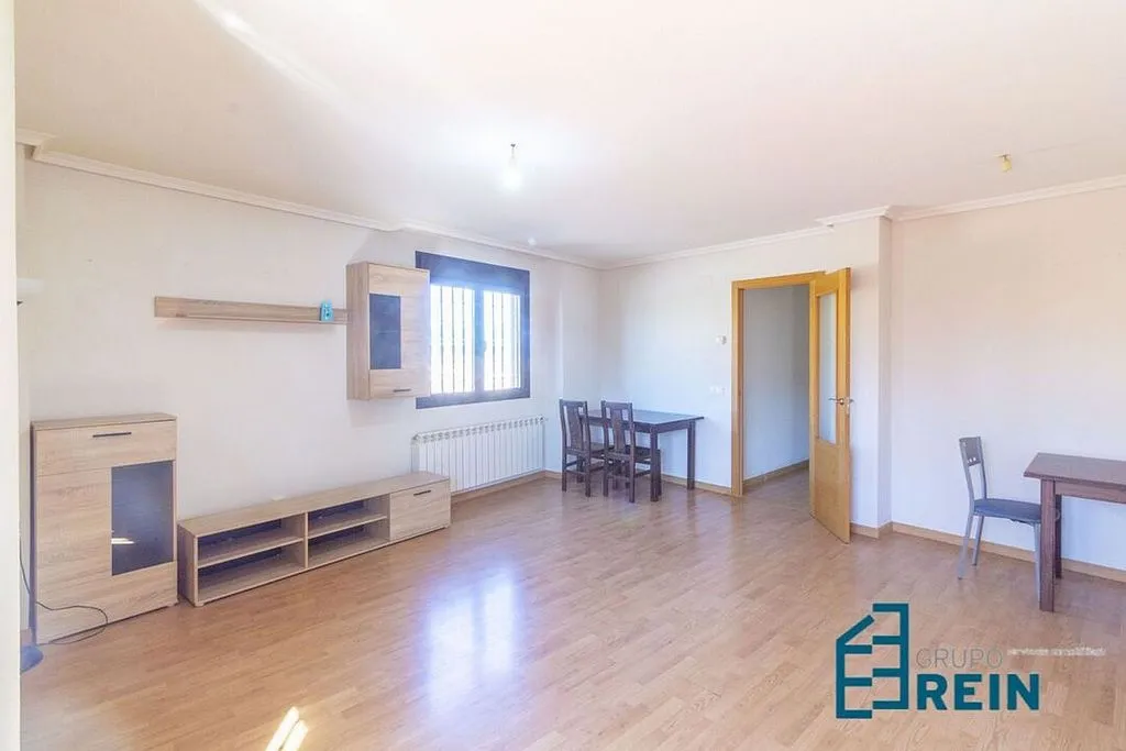 Living Room - 3-Bedroom Apartment with Garage in Recas