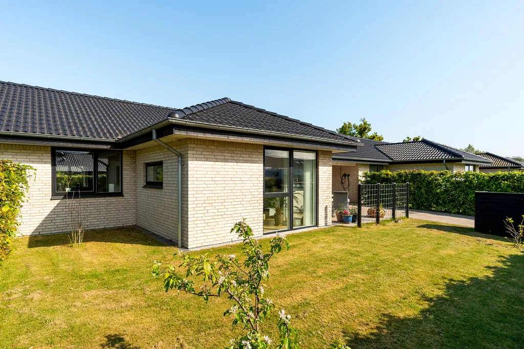 Exterior - Modern Rowhouse with Garden in Ålsgårde