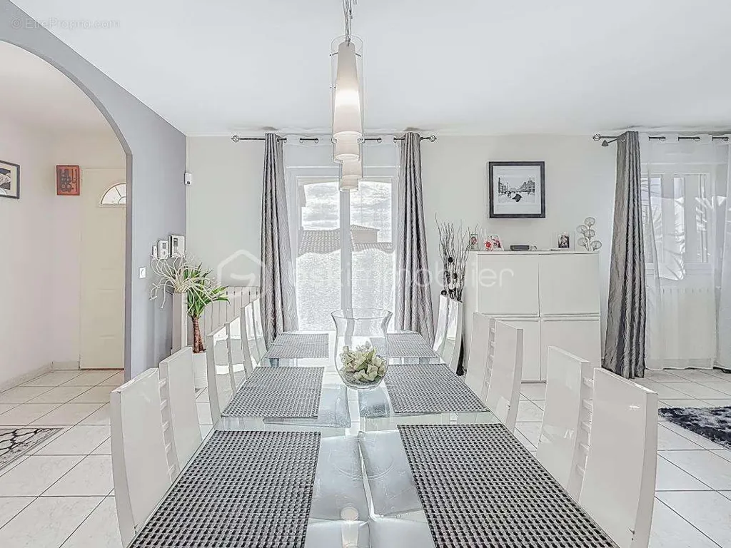 Dining Room - Villa with Pool and Garage in Cournonsec