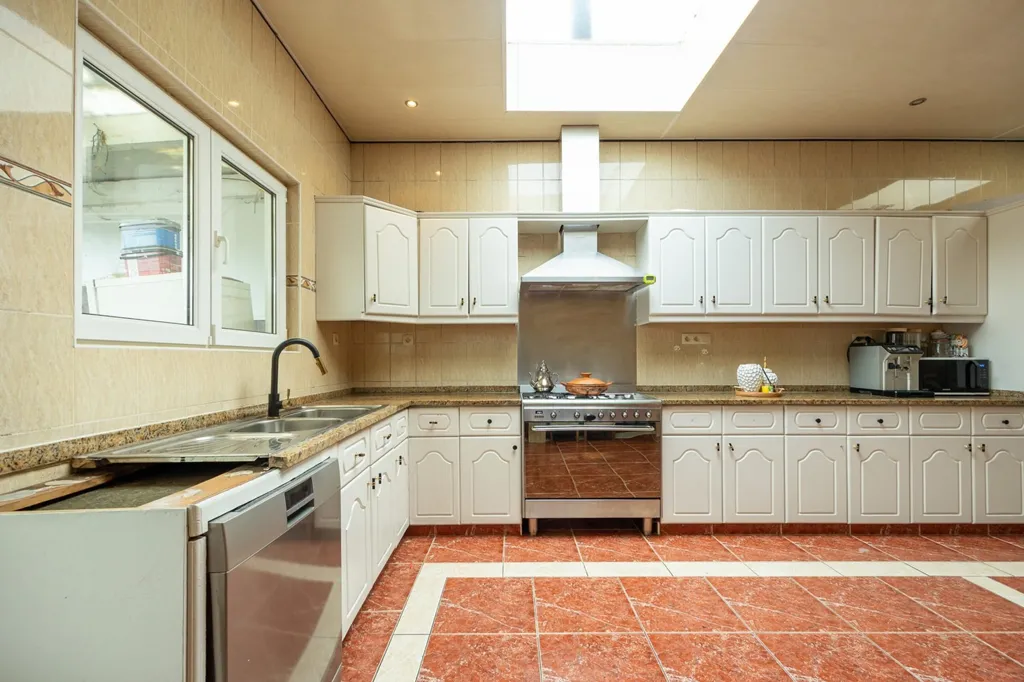 Köök - Spacious House with Garden to Refresh in Nice