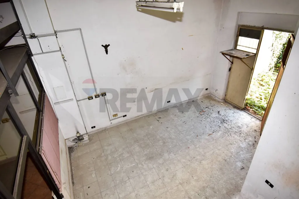 Garage - Commercial Space with Garden in Giarre