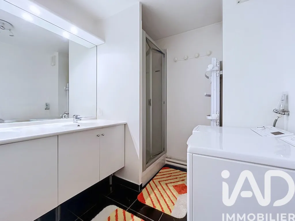 Bathrooms - Duplex Apartment with Terrace in Emerainville