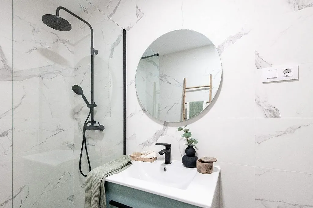 Bathrooms - Modern Flat with Lift in Sector Oficios