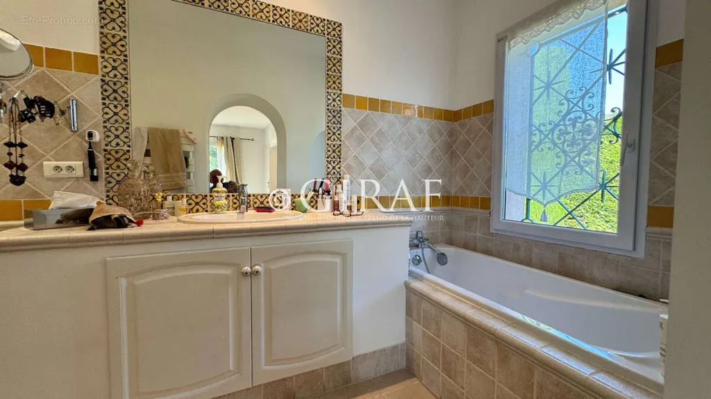 Vannitoad - Mediterranean Villa with Pool in Residenial Area