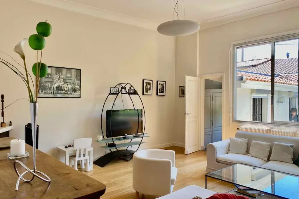 Elutuba - Stone House with Patio in Saint Bruno
