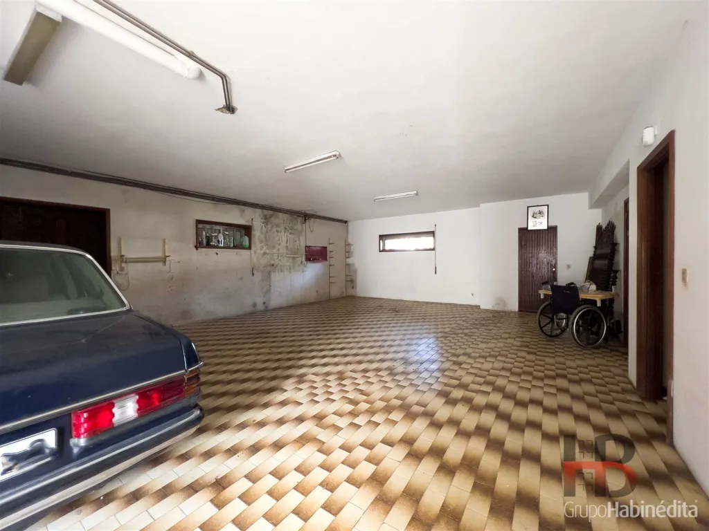 Garage - Contemporary Villa with Pool in Vila Nova de Gaia