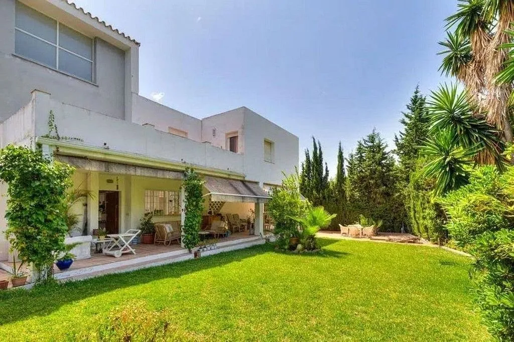 Chalet with Pool and Terrace in Casco Antiguo