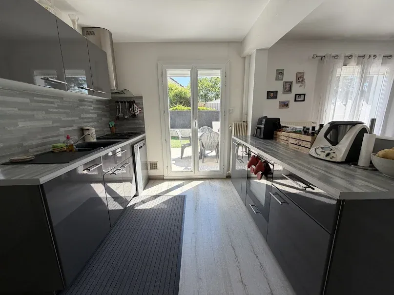 Cuisine - Pavillon Traversant avec Jardin à Corbas