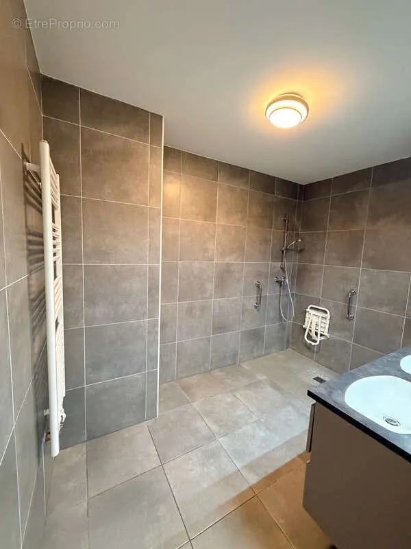 Bathrooms - Apartment with Terrace in Vizille