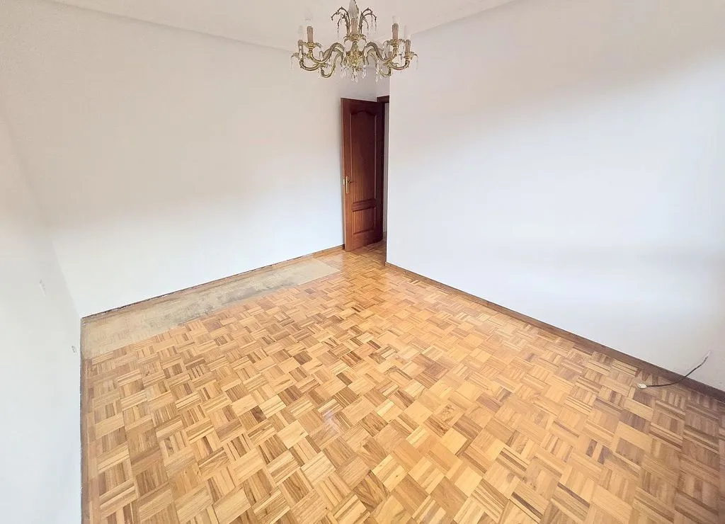 Toad - 3-Bedroom Flat with Garage in El Llano, Gijón