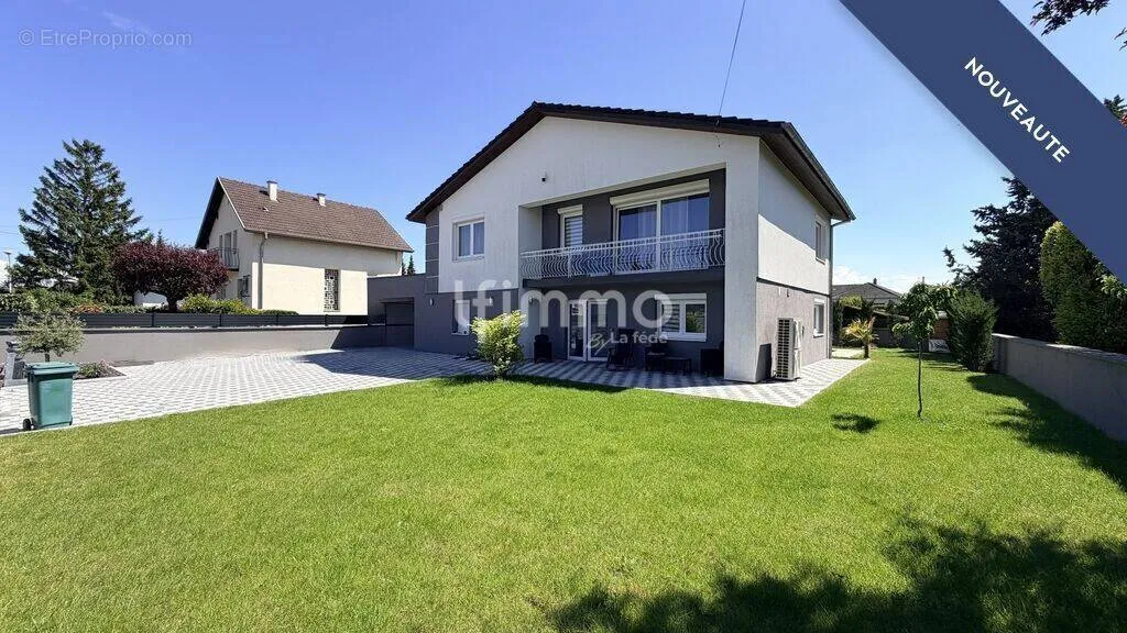 Extérieur - Maison Moderne avec Piscine à Wittenheim