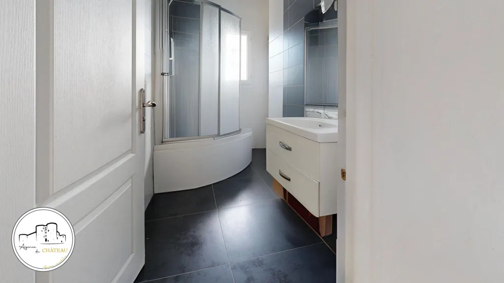 Salles de bain - Maison Rénovée avec Piscine à Avrillé Centre-Ville