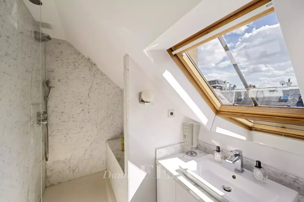 Vannitoad - Renovated Parisian Apartment with Panoramic Views