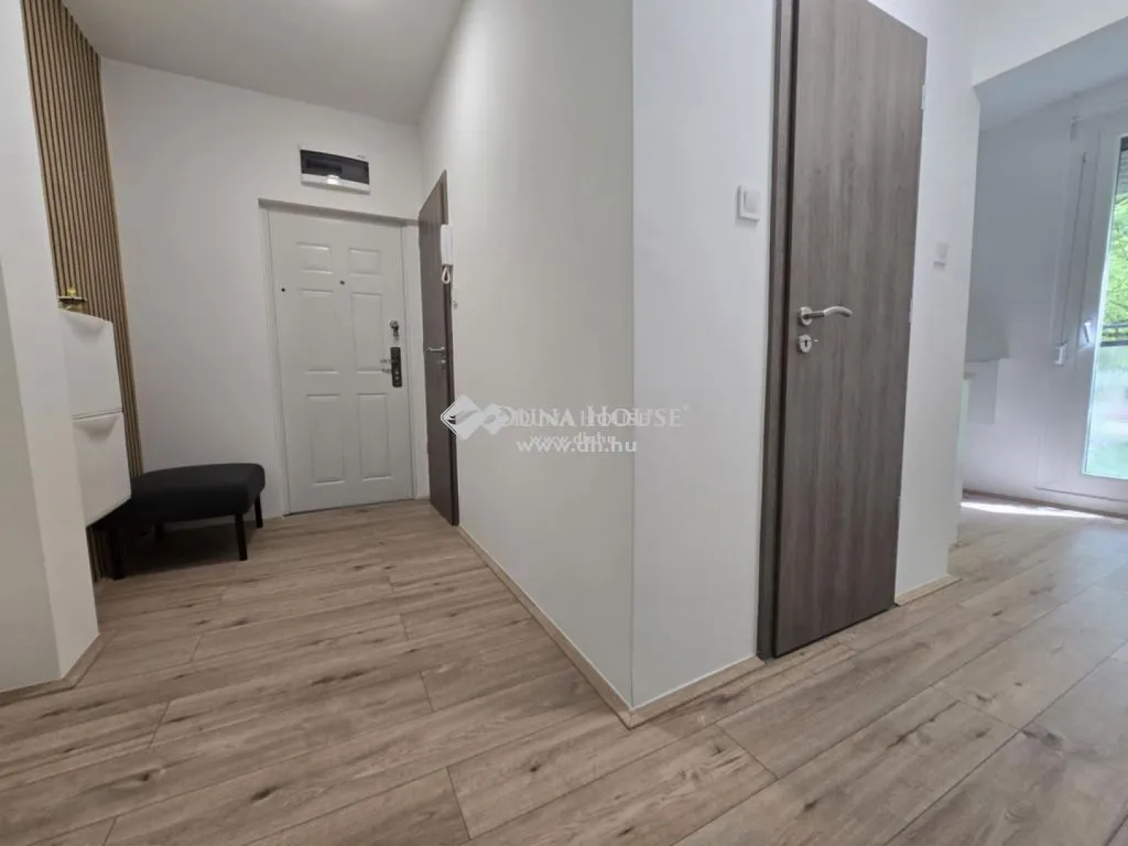 Esik - Modern 2-Bedroom Flat in Pécs