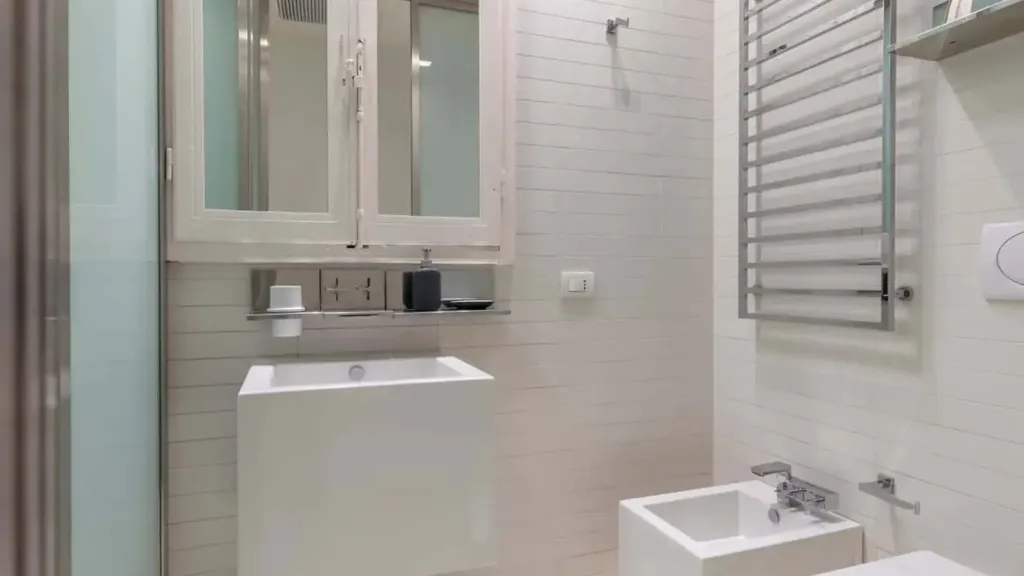 Bathrooms - Renaissance-Style Apartment with Terrace in Florence