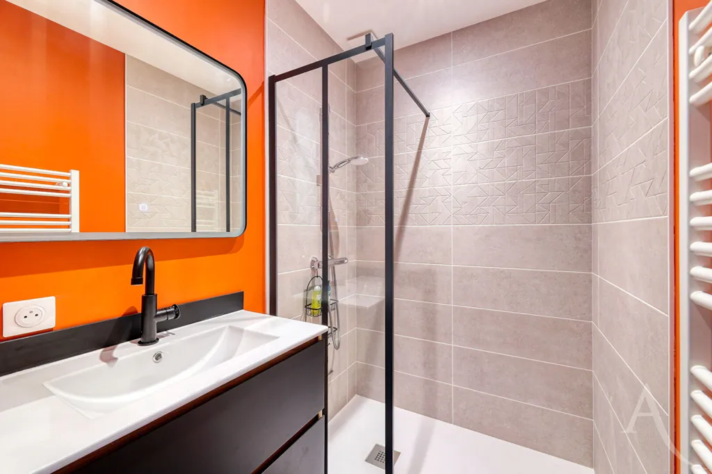Salles de bain - Maison Rénovée avec Piscine à Chavagnes-en-Paillers