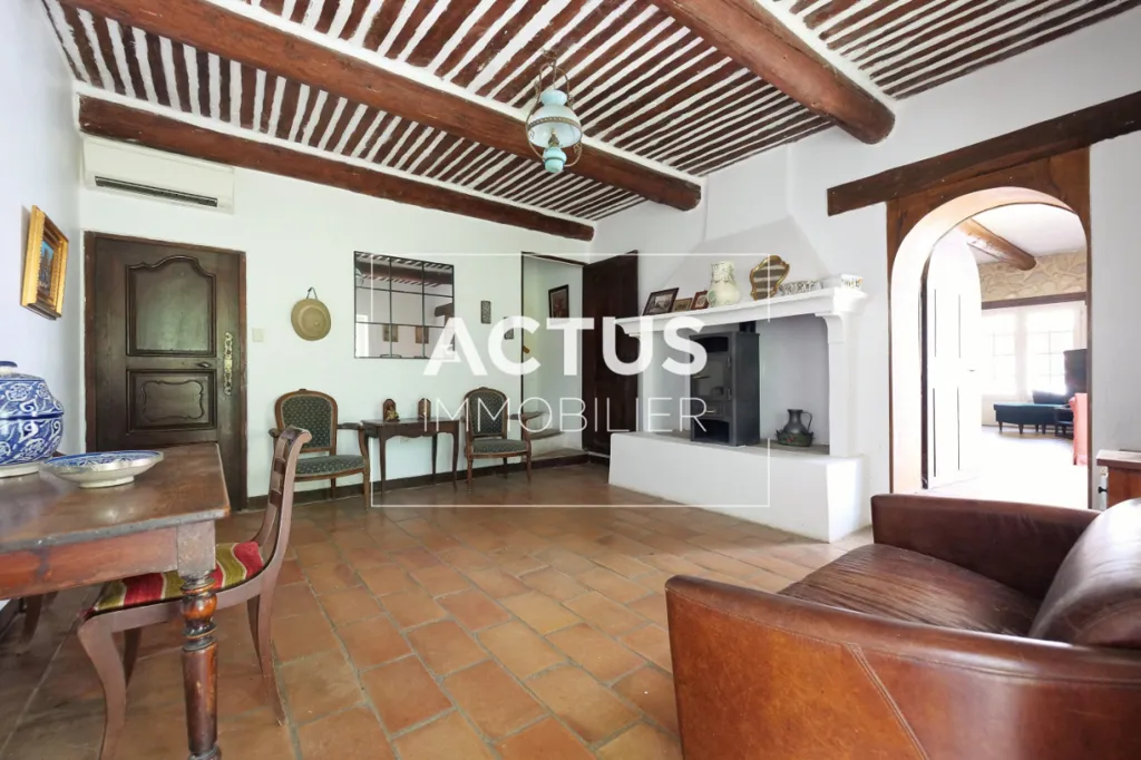 Living Room - Charming House with Pool in Lamanon