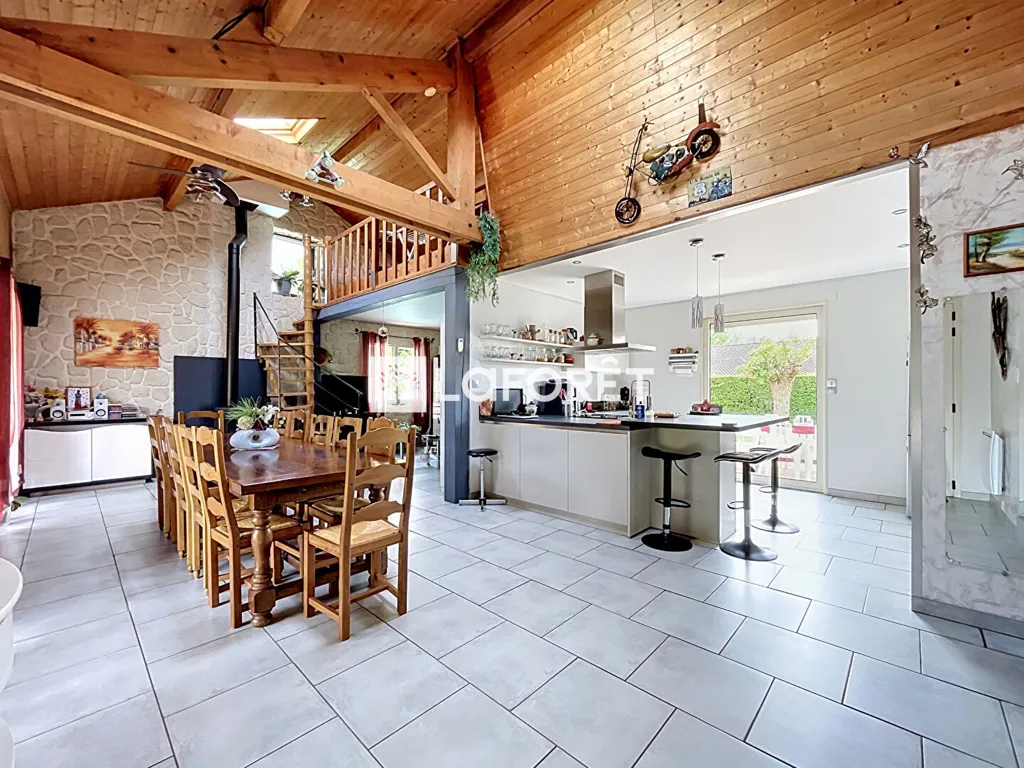 Salle à manger - Maison avec Piscine et Panneaux Solaires à Meillonnas