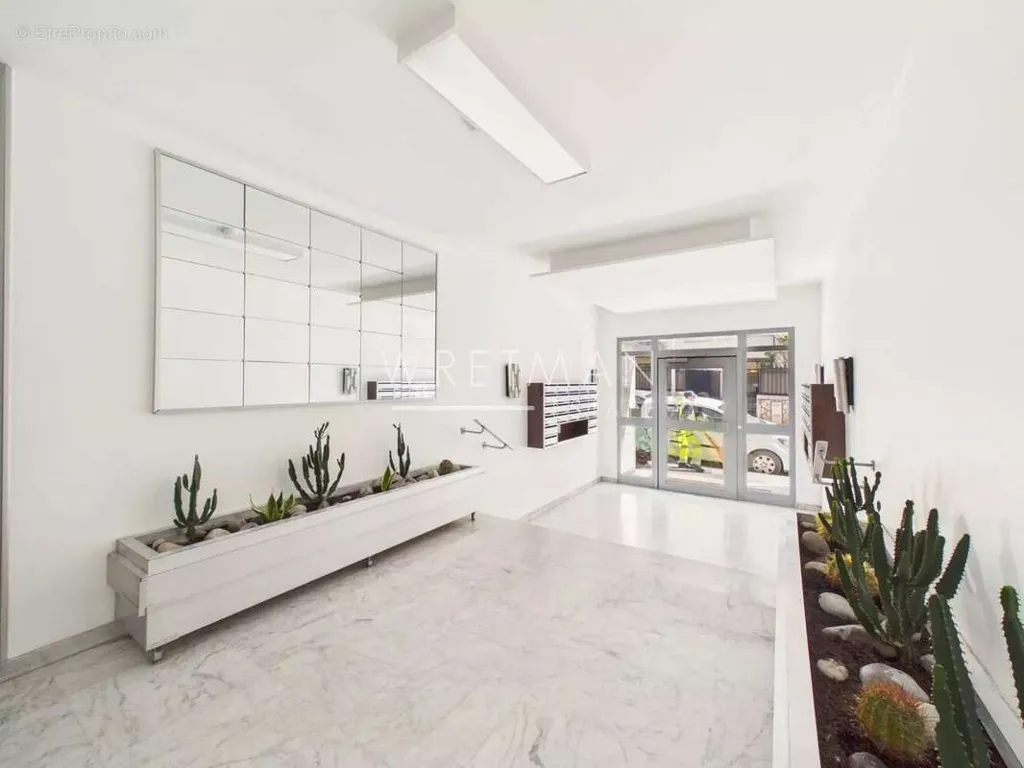 Esik - Studio with East-Facing Terrace in Nice