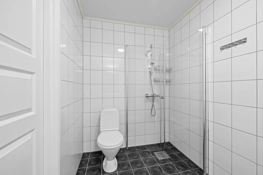 Vannitoad - Well-Maintained 3-Bed Flat with Garage in Family-Friendly Area