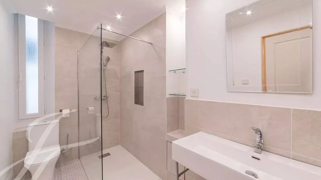 Salles de bain - Appartement Duplex Rénové au Centre de Cannes