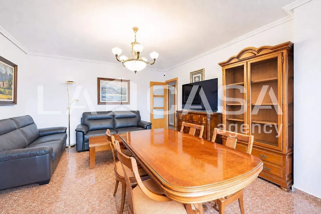 Salle à manger - Spacious Apartment with Metro Access in Vara de Quart