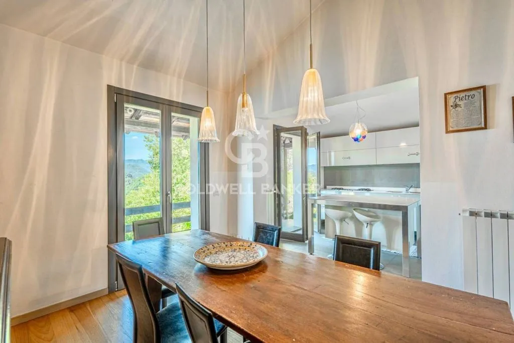 Salle à manger - Panoramic Villa with Private Park in Costa Volpino