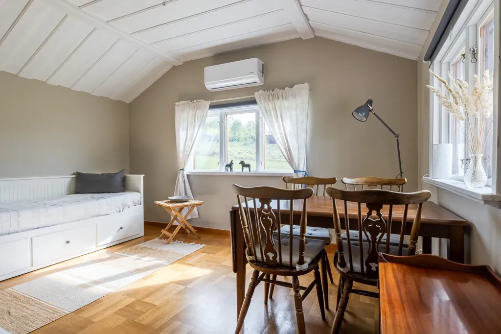 Magamistoad - Holiday Home with Lake View in Garsås