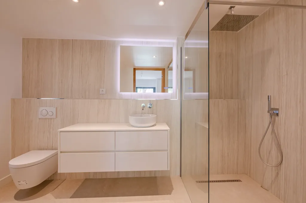 Salles de bain - Villa Contemporaine avec Vue Panoramique sur la Mer à Sainte-Maxime