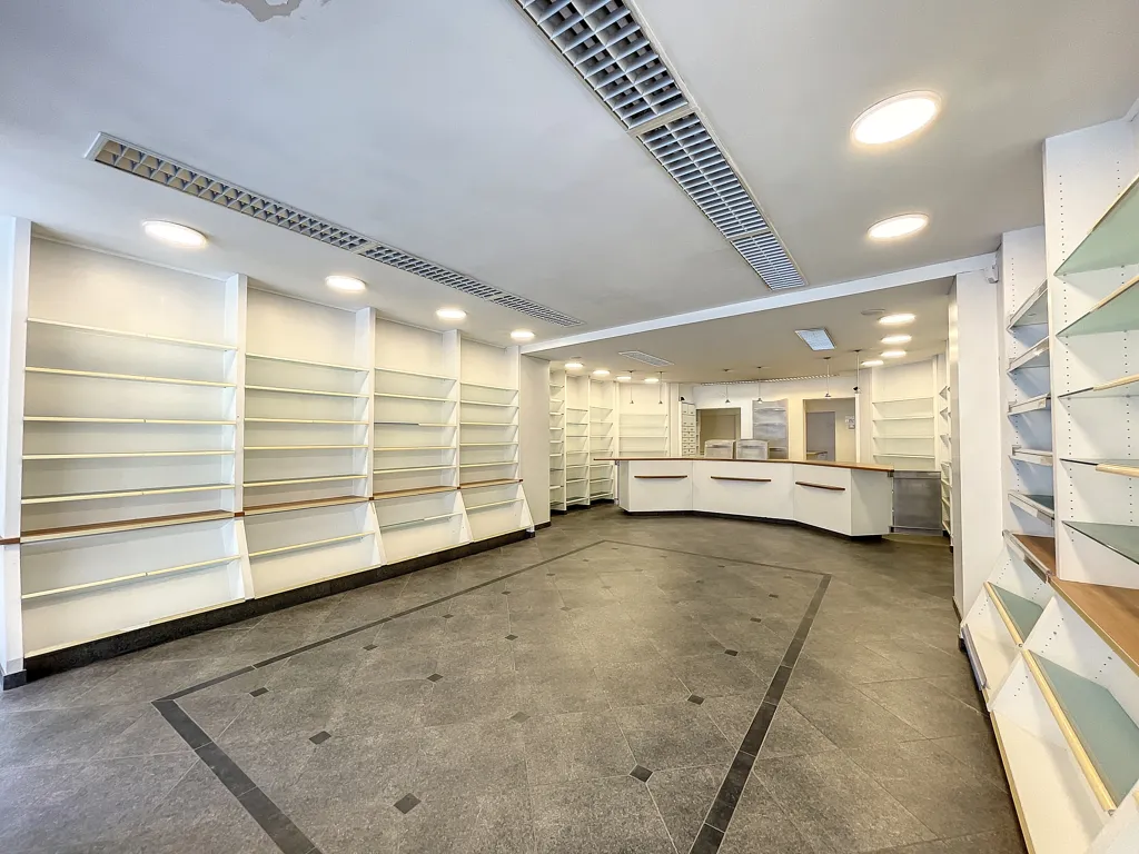 Pièces - Local Commercial avec Vitrine dans le Centre de Bruxelles