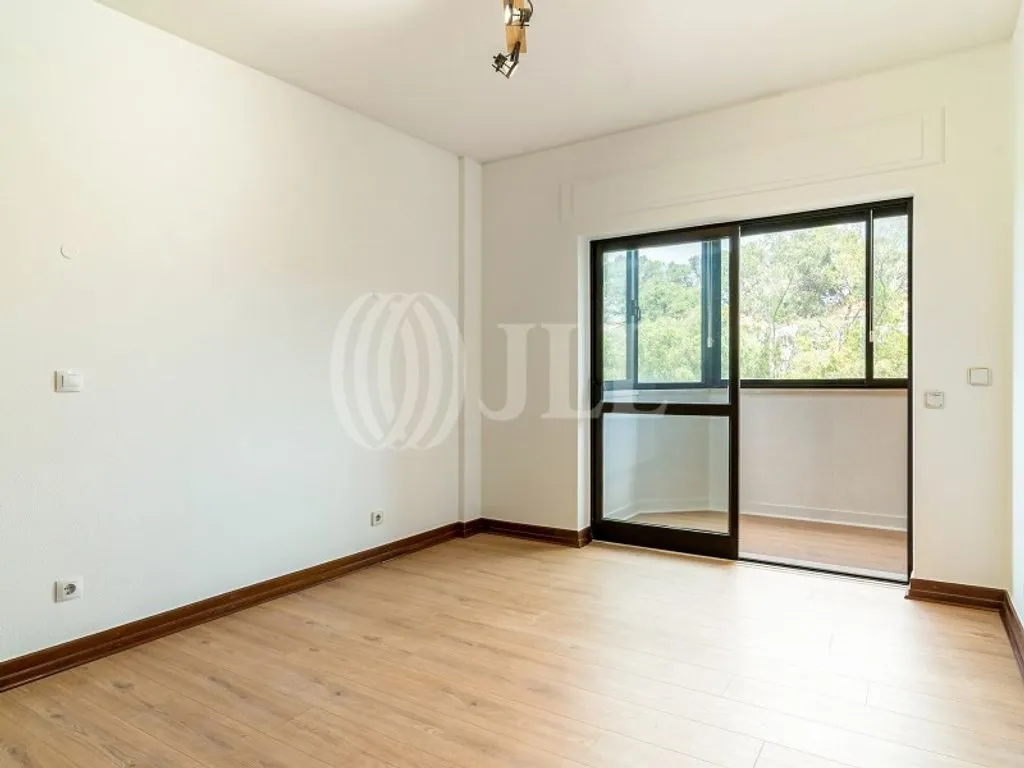 Rooms - Renovated Apartment with Balcony in Cascais