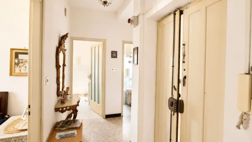 Entrée - Personalisable Triplex with Balcony in Asti