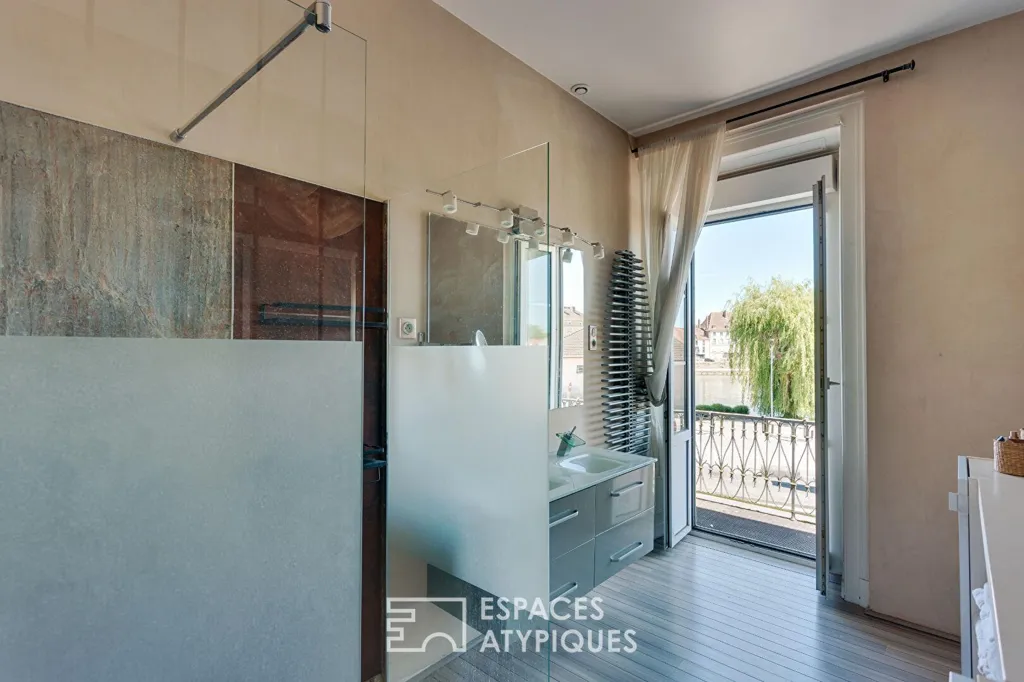 Salles de bain - Maison Bourgeoise Rénovée avec Piscine à Gray
