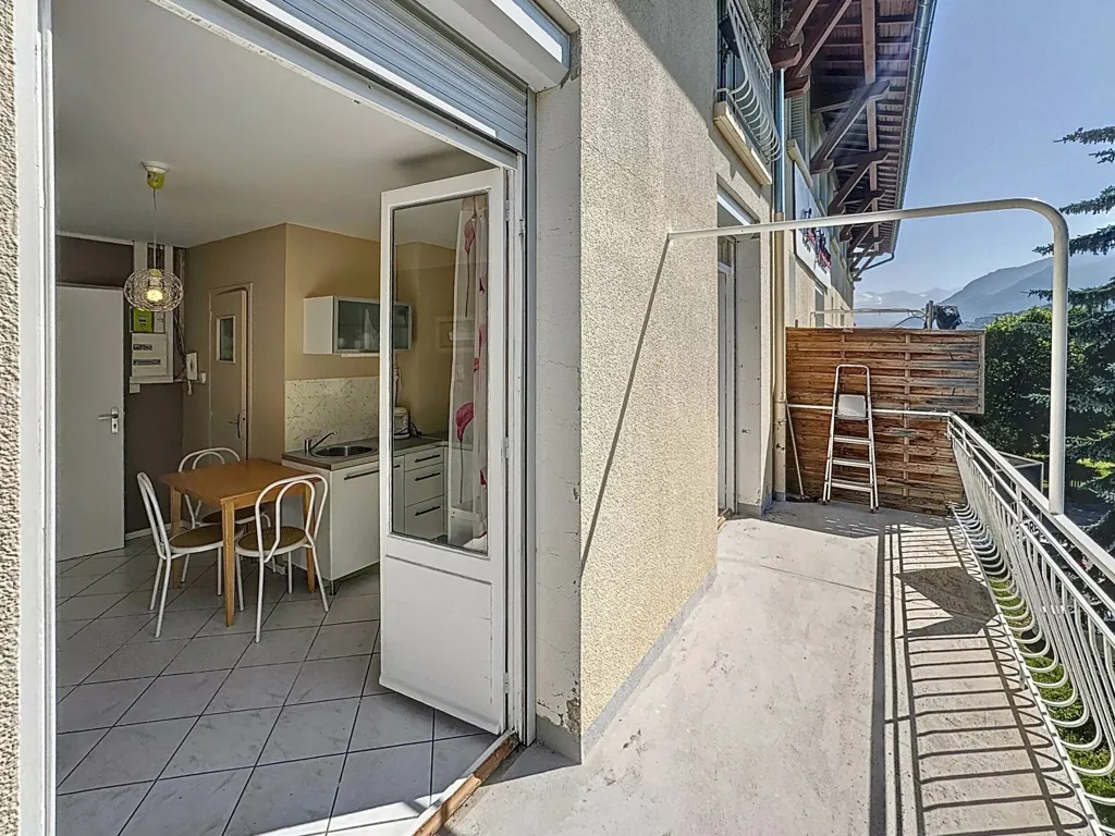 Rõdu - Renovated Apartment with Balcony in Chabottes