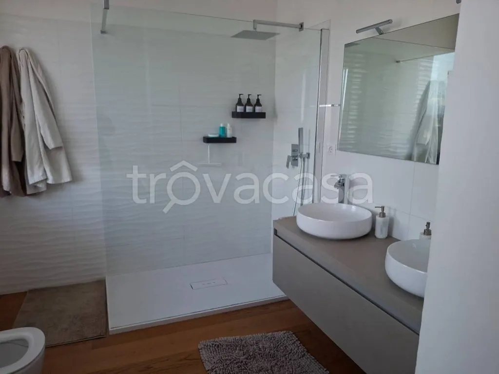 Salles de bain - Rustic-Style Apartment with Mountain View in Orbassano