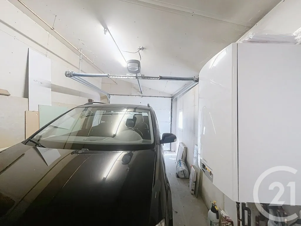 Garage - Maison Charmante avec Jardin à Riom
