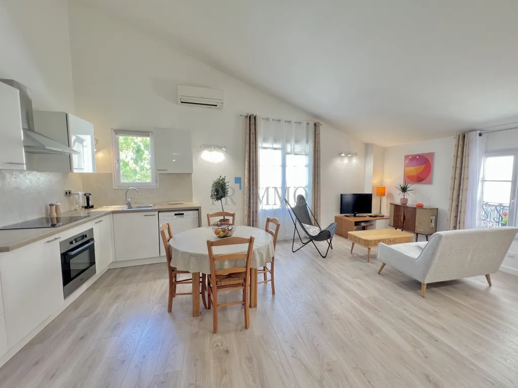 Séjour - Appartement T3 avec Mezzanine au Centre Historique de Fréjus