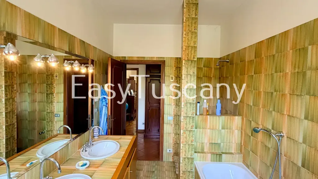 Salles de bain - Villa with Olive Grove in Montecarlo