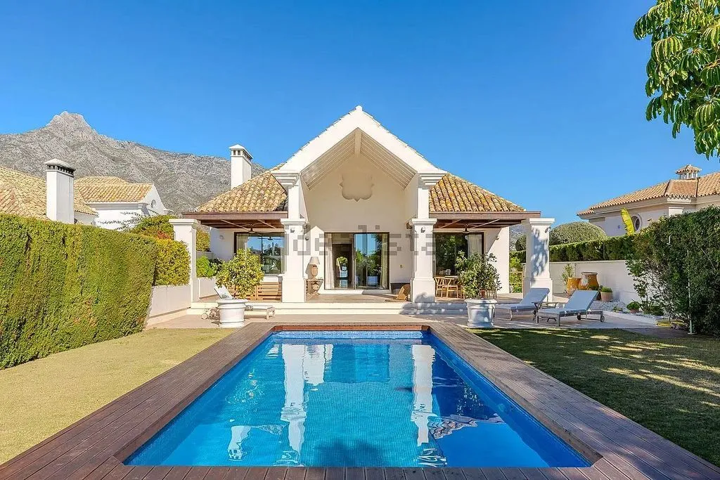 Bassein - Luxury Villa with Pool in Marbella's Golden Mile