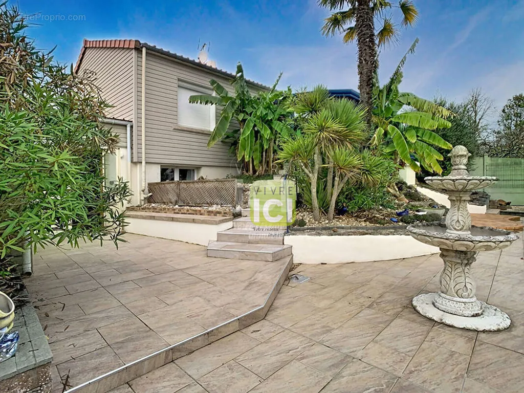 Aed - 7-Piece House with Pool in Cholet