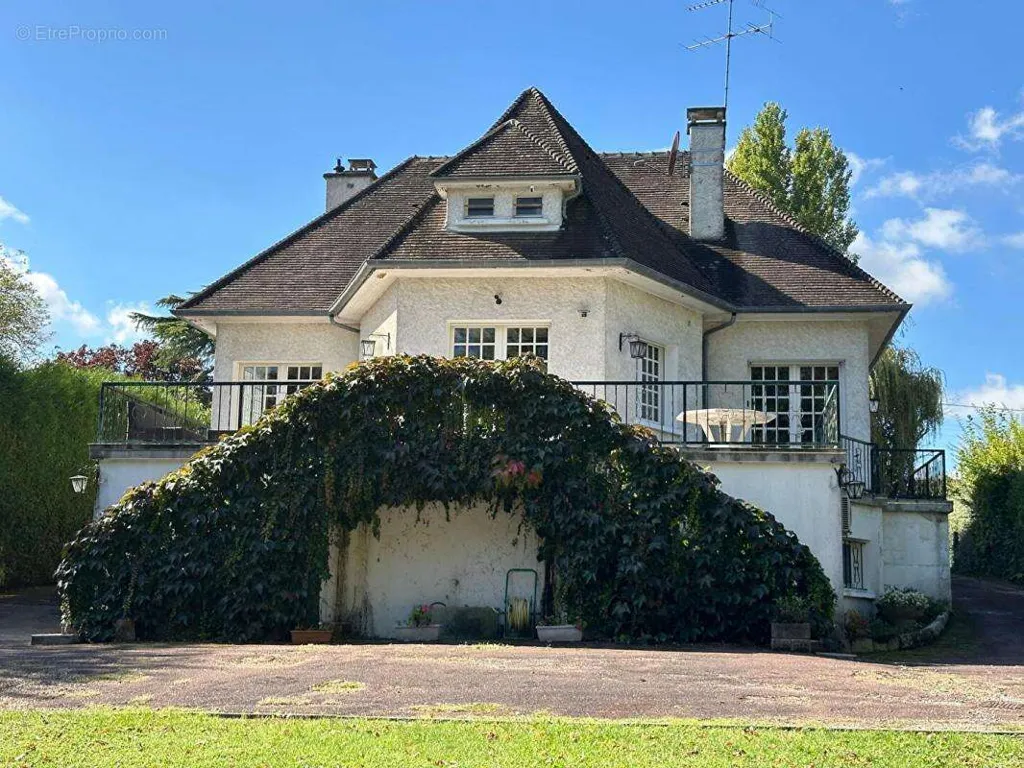 Välivaade - Spacious House with Pool in Amilly