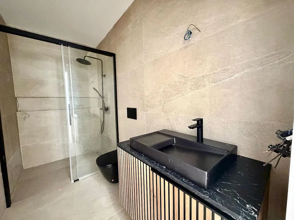 Salles de bain - Reformed Flat with Street-Level Access in Los Llanos