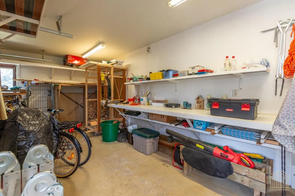 Garage - Detached House with Sauna in Pispala