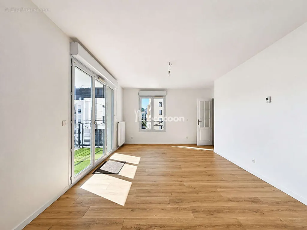 Toad - Renovated 2-Bed Flat with Balcony in Lyon 9